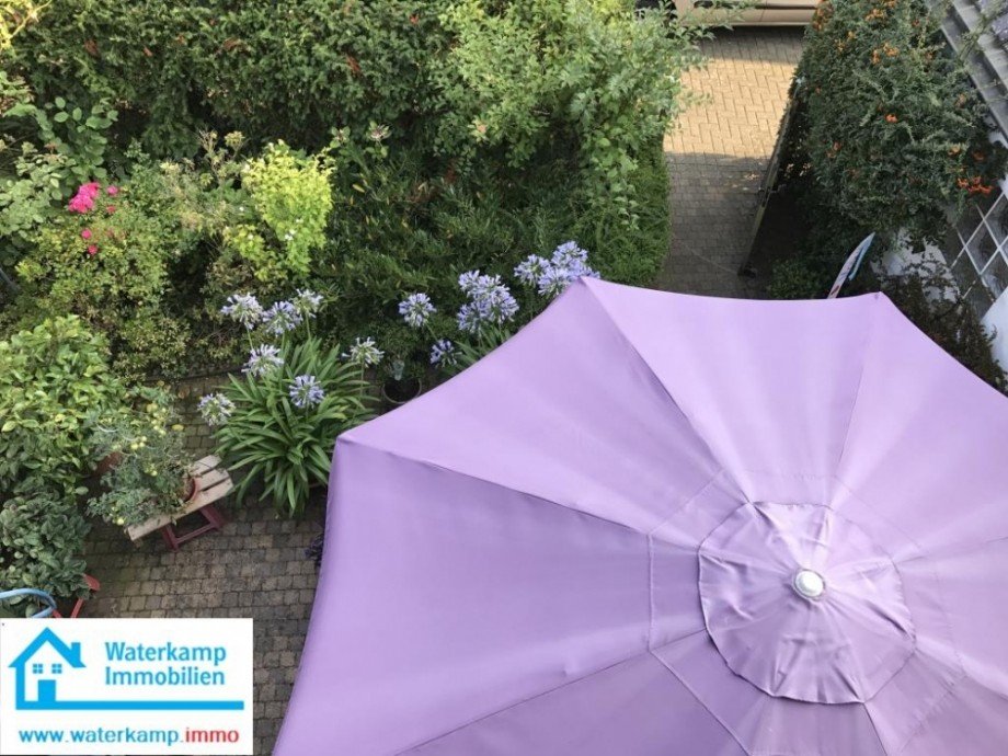 Blick auf die Terrasse + Beete im EG Mehrfamilienhaus Nordwalde