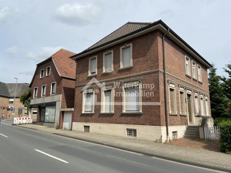 Vorderansicht Nordwalde Einfamilienhaus Stadtvilla mit Nebengeb�ude im Zentrum von Nordwalde